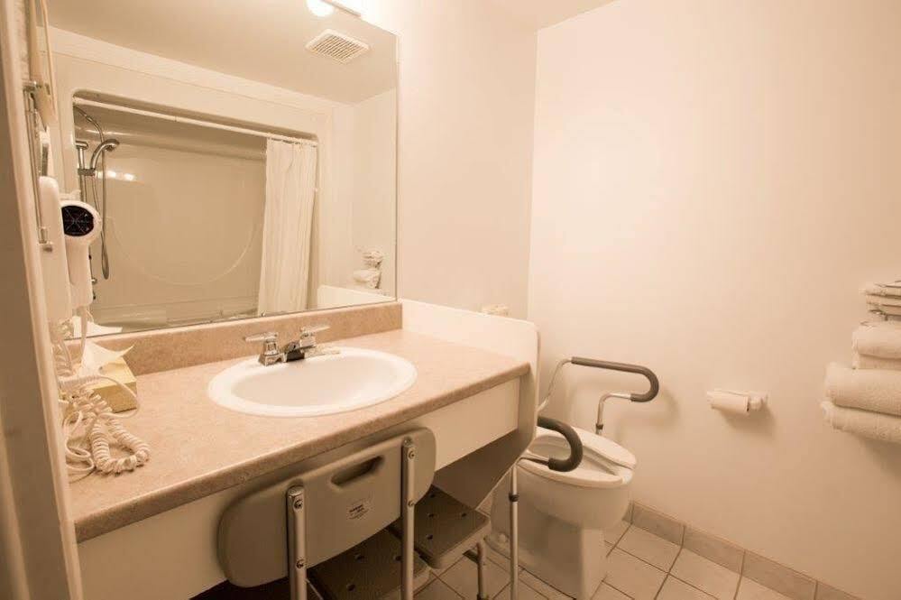 Travelodge By Wyndham Drummondville Εξωτερικό φωτογραφία